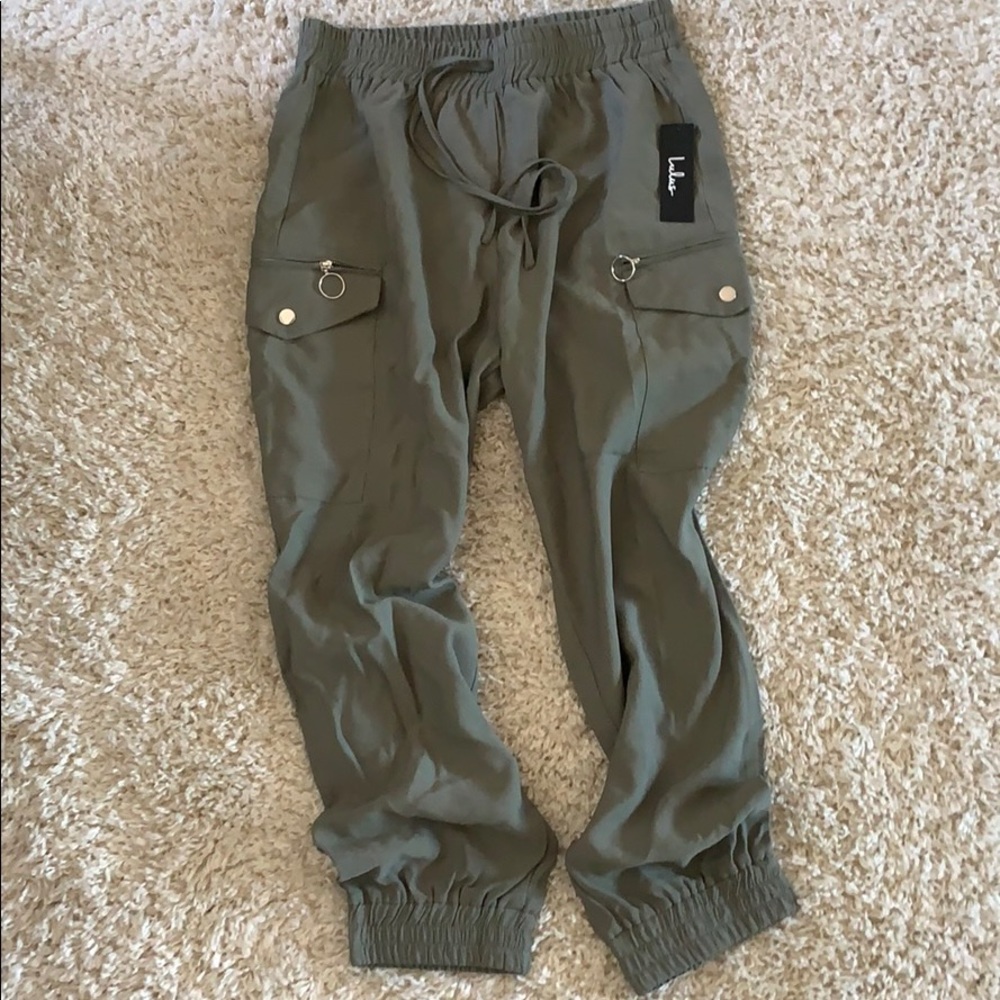 Lulu’s olive green cargo joggers.
